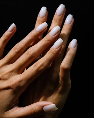 10 лаков для ногтей, которые будут в моде весной 2023: от пурпурного до абрикосового