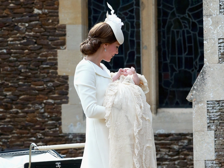 Кейт держит Шарлотту на руках в день ее крещения в Сандрингеме, 5 июля 2015