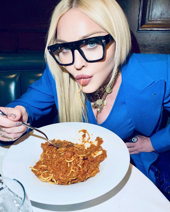 Это провокация: Мадонна в костюме-тройке Gucci на дружеском ужине. Или перформансе?