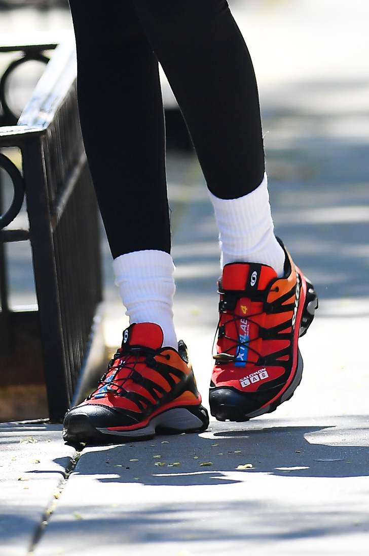 Нюдовый топ, который сливается с кожей, и яркие демократичные кроссовки: Белла Хадид на спорте