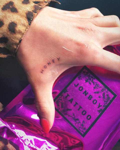 Певица Келси Картер набила татуировку с лицом Гарри Стайлса у себя на щеке