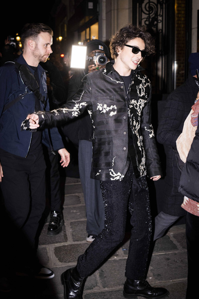 Атласная рубашка и блестящие брюки: повторяем нетипичный образ Тимоти Шаламе на Неделе моды в Париже