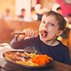 «Ребенок ест слишком быстро, не пережевывая пищу. Что делать?»