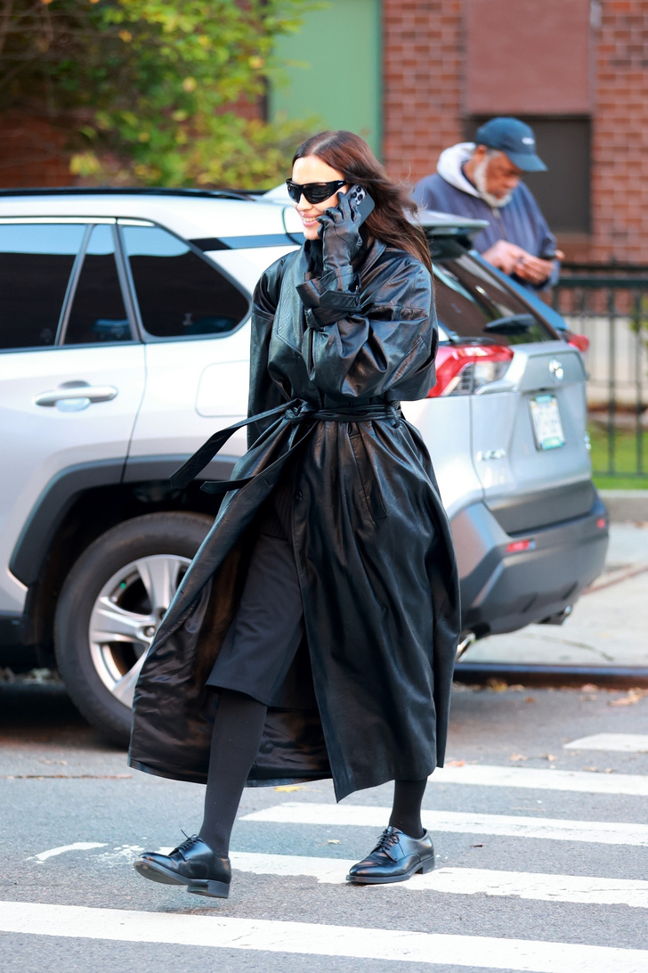 Осень в Нью-Йорке: Ирина Шейк в черном свитере и кожаном плаще в стиле 80-х