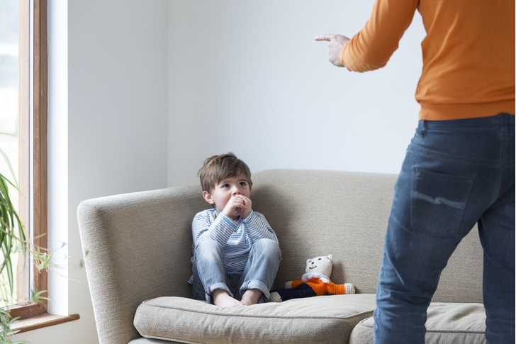Почему взрослые ведут себя жестоко с детьми — отвечает психолог