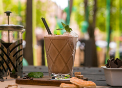 Освежает и бодрит: пять лучших рецептов холодного кофе для жаркого лета