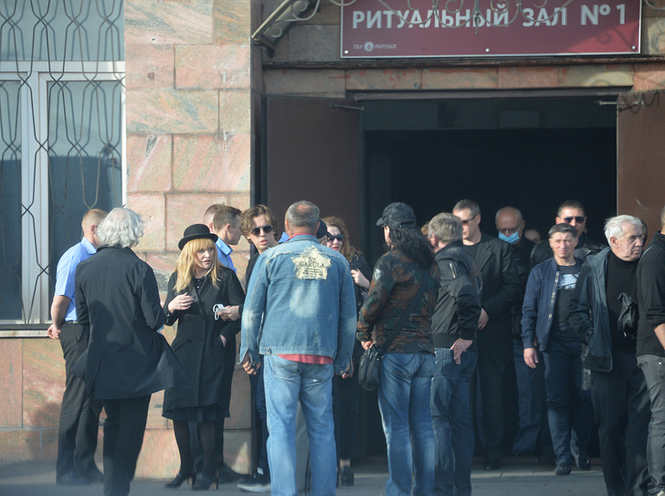 Алла Пугачева приехала проститься с Александром Кальяновым: репортаж с похорон