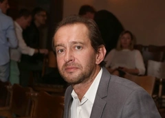 Хабенский с дрожью в голосе объявил минуту молчания: «Погиб наш друг, теплый человек Сережа Пускепалис»