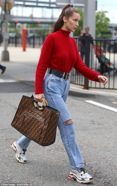 Как носить обычные джинсы с простым свитером и все равно выглядеть как икона стиля