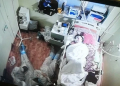 Медики всю ночь охраняли тяжелобольного пациента и спали на полу — фото, покорившее Сеть