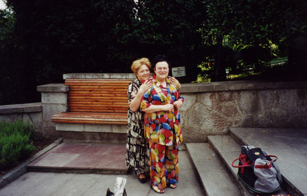 Людмила Зыкина с помощницей Татьяной Свиинковой