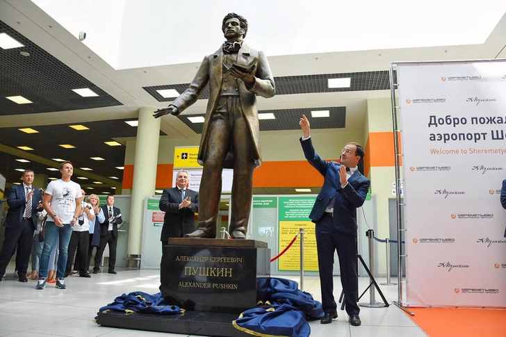 В Шереметьево установили памятник Пушкину, который читает стихи по книге с QR-кодом