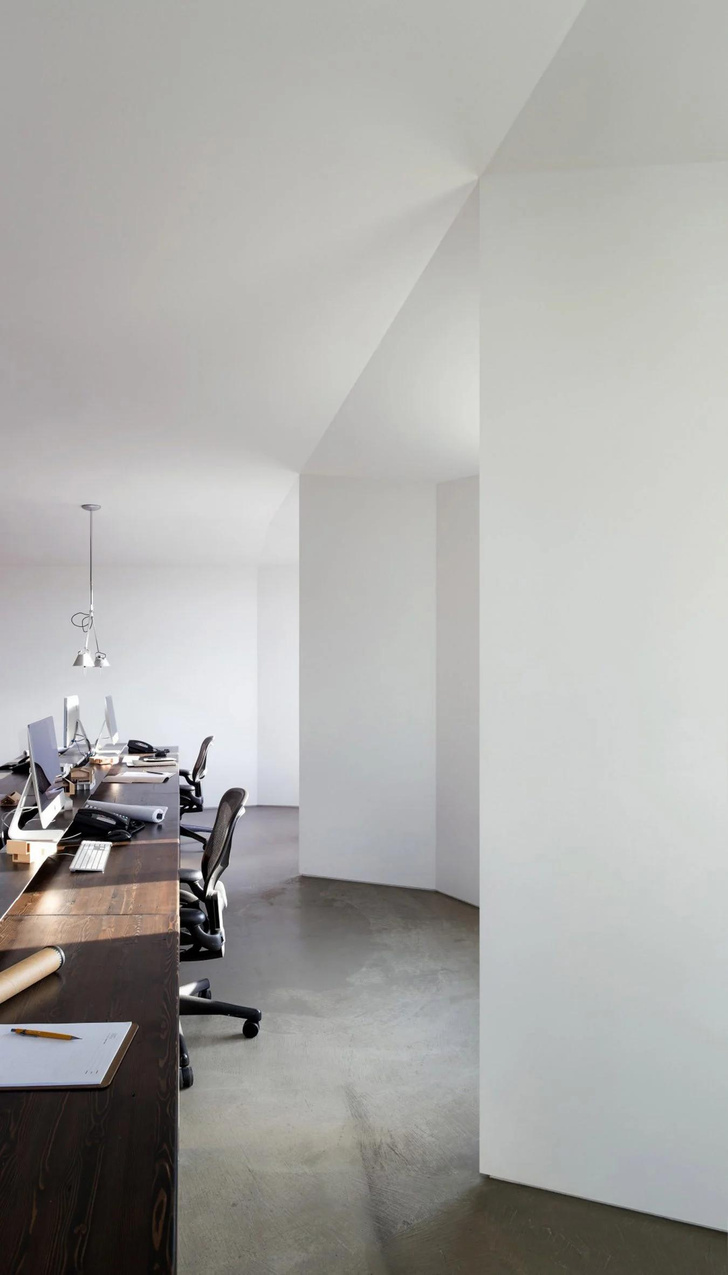 Белый цвет, дерево и бетон: офис бюро D'Arcy Jones Architects в Ванкувере