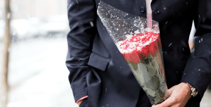 Роза в целлофане и прогулка под дождем в парке: 8 плохих идей для свидания, которые оттолкнут девушку 🙅🏻‍♀️