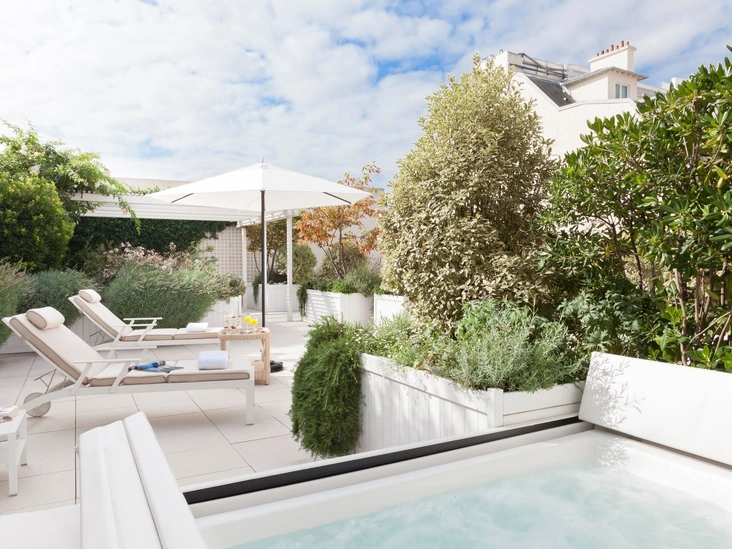 «Каждый день я просыпаюсь по утрам для того, чтобы дарить радость», — говорит новый кондитер Le Bristol Paris Паскаль Эниг — выходец из Эльзаса, ранее работавший в нескольких мишленовских заведениях.