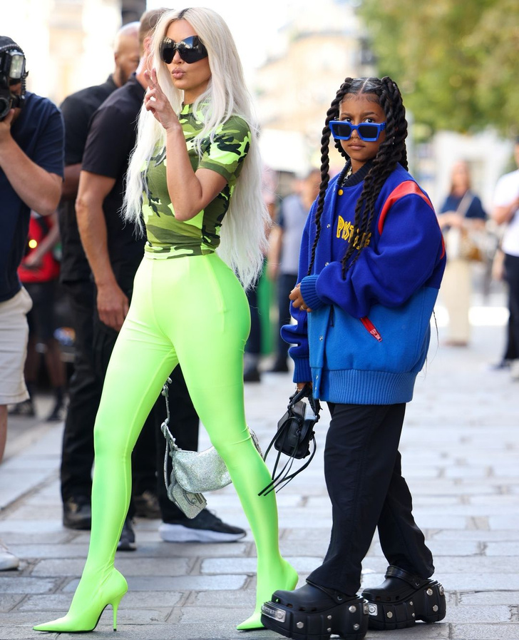 Неон и камуфляж: Ким Кардашьян с дочерью Норт на шопинге в Париже