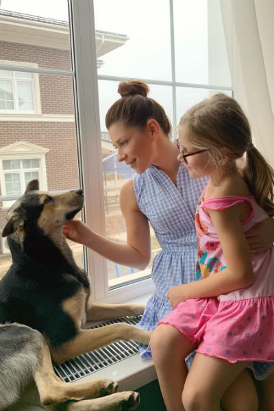 Екатерина с дочерью и их собакой