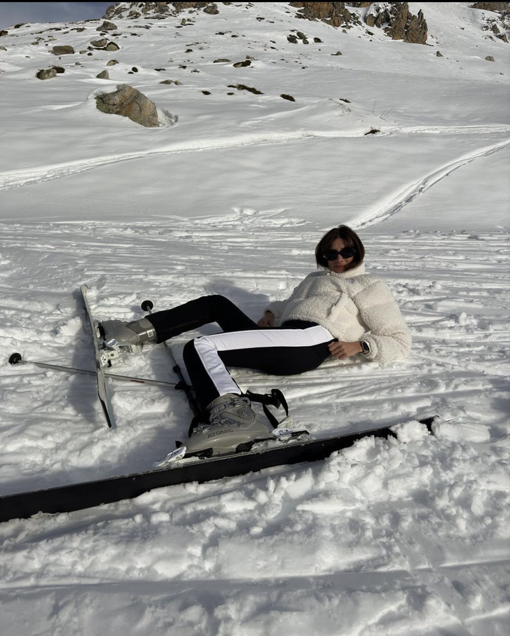 Белая и пушистая: француженка Жюли Феррери во флисовой куртке, которая нужна нам всем этой зимой