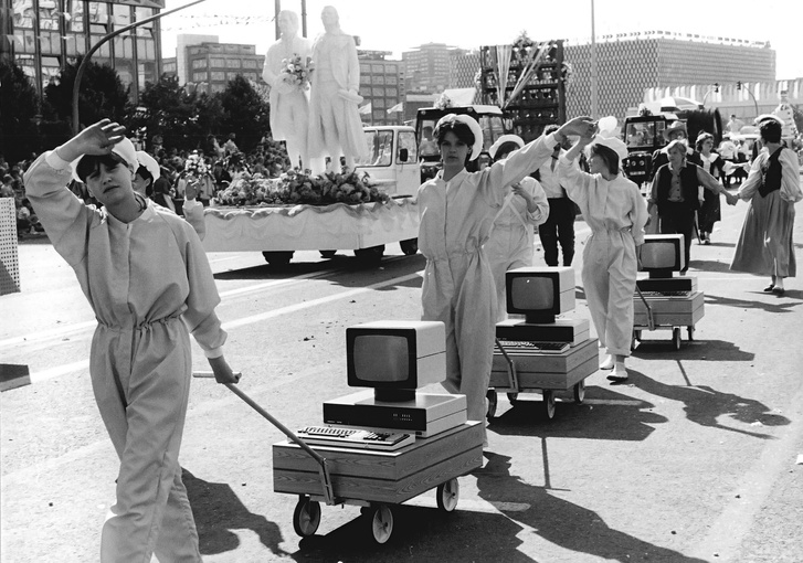История одной фотографии: сборщицы компьютеров на параде, ГДР, 1 мая 1987 года