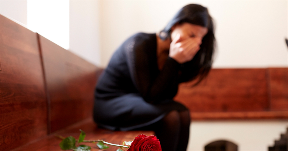 Телефон умершего мужа. Одинокая женщина у могилы матери. Женщина в церкви плачет по погибшему мужу. Плачущая вдова г Томск.