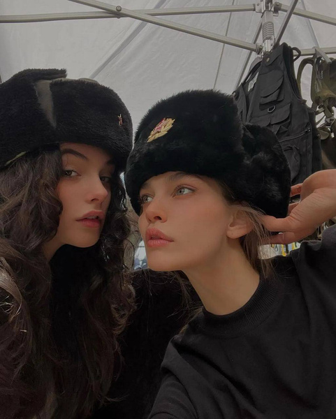 Дочь Моники Беллуччи и Венсана Касселя говорит по-русски, читает рэп и носит шапку-ушанку: отвязные выходные модели в Лондоне