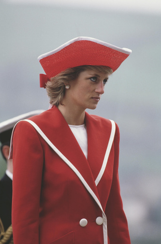 Диана, принцесса Уэльская присутствует на параде в Королевском военно-морском колледже в Дартмуте, Девон, апрель 1989 года.