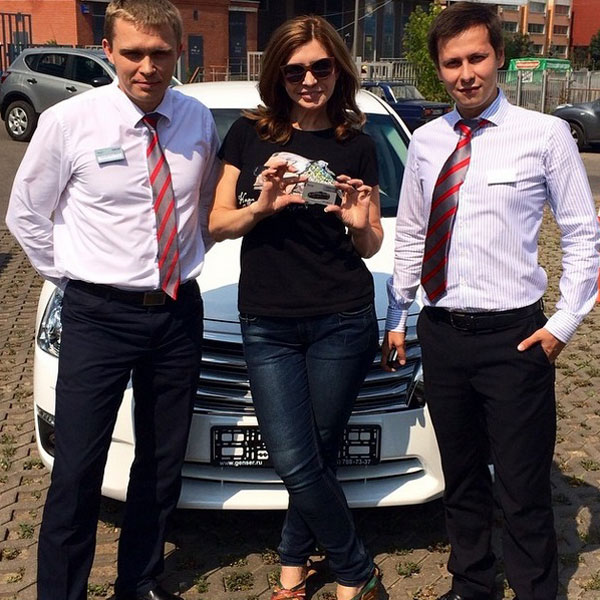 Ирина Александровна поблагодарила менеджеров автосалона за внимательное отношение и за подарки