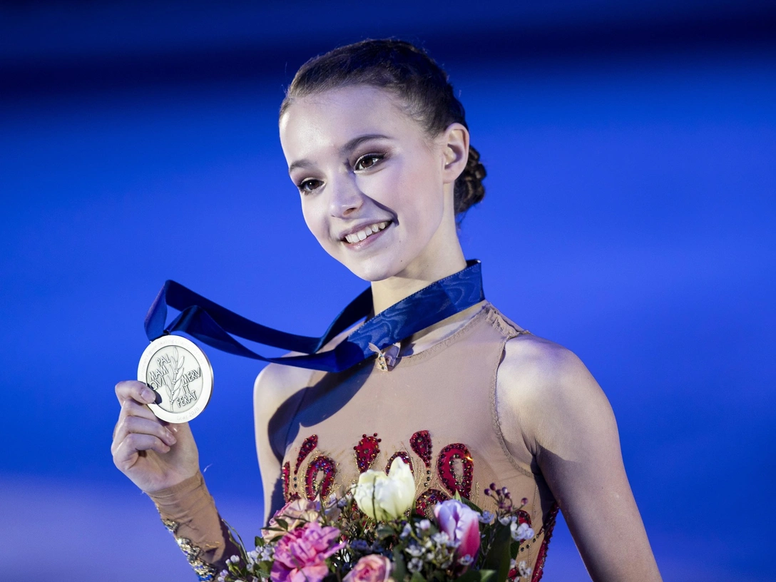 Анна Щербакова на церемонии награждения чемпионата Европы по фигурному катанию в Штайермаркхалле, 2020 год | marieclaire.ru