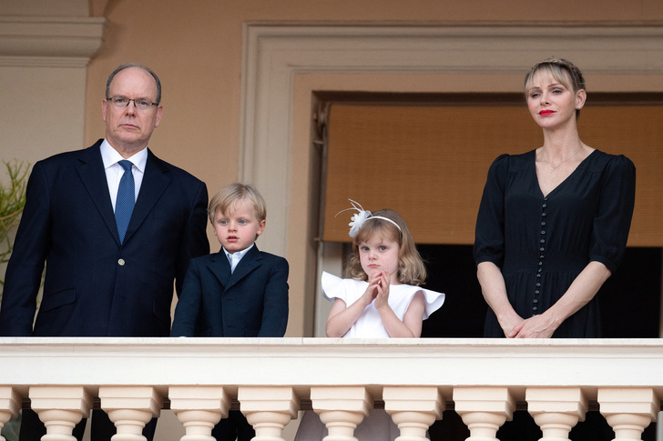 «Стала своей собственной тенью»: семейное фото принцессы Шарлен пугает ее поклонников
