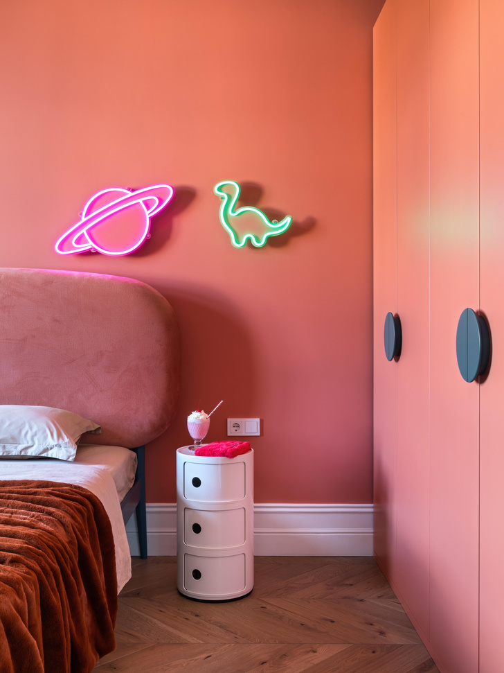 Стена над изголовьем кровати: 10 идей декора
