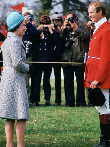 Елизавета II беседует с Ричардом Мидом после соревнований в Бадминтоне, 1973