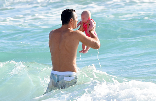 Владимир Кличко с дочкой Кайей на пляже в Майами