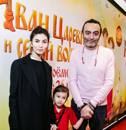 Джаник Файзиев с дочерьми