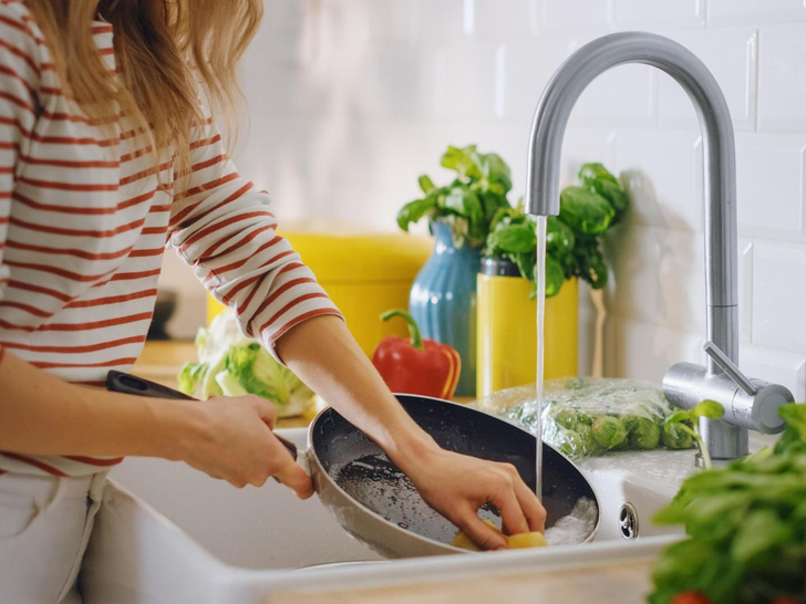 Будет как новая: 4 быстрых способа очистить сковороду от пригоревшего жира