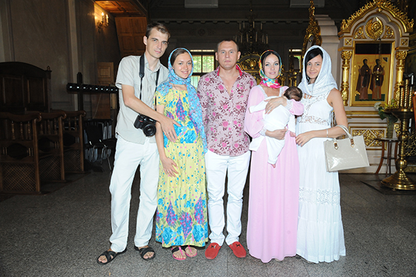 На крестинах среди гостей были экс-участники "Дома-2" Сергей Одоевцев и Маша Круглыхина (слева). У пары скоро родится первенец