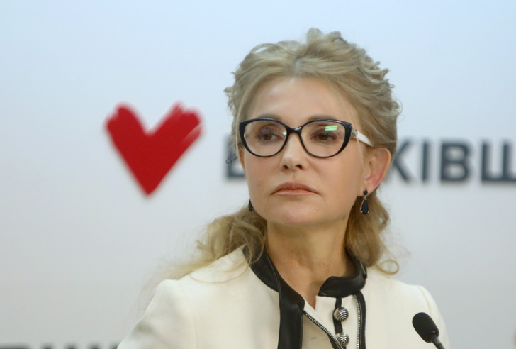 Фото №1 - Как непотопляемая Тимошенко сменила косу на локоны и появилась в политике вновь