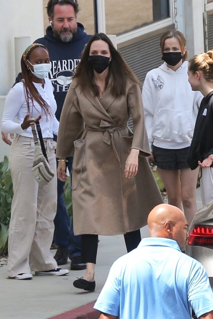 Что случилось? Анджелина Джоли покидает больницу в пальто-халате
