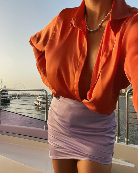 Как стильно носить оранжевый цвет летом 2022