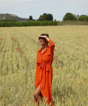 Платье-рубашка — удачная покупка на лето: вот 5 актуальных моделей, как у француженки Жюли Феррери