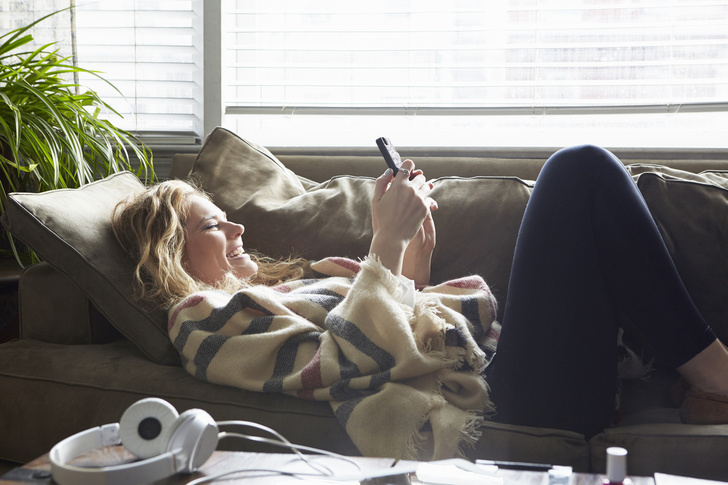 5 причин, почему спать на диване – плохая идея