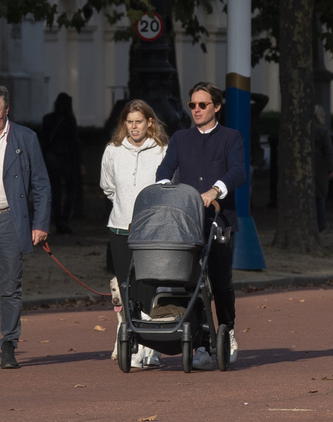 Принцессы не плачут: уставшая Беатрис вышла на прогулку с трехнедельной дочкой
