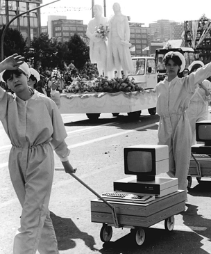 История одной фотографии: сборщицы компьютеров на параде, ГДР, 1 мая 1987 года