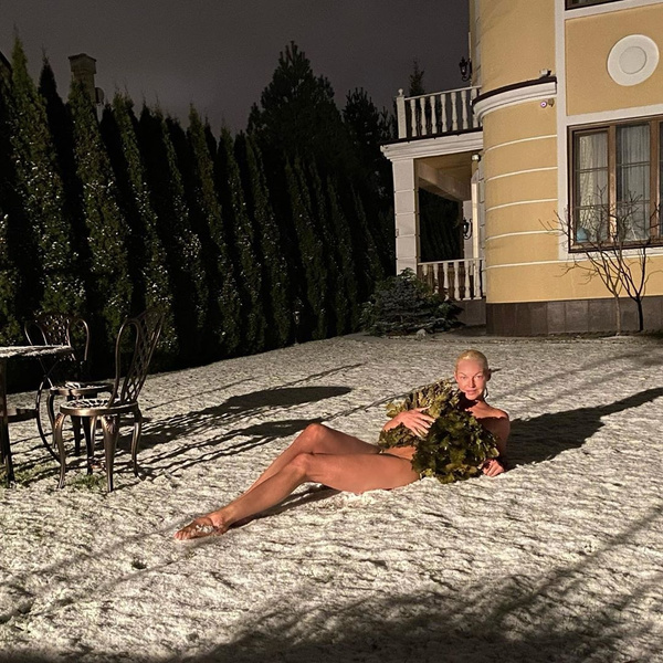 Абсолютно голая Волочкова легла на снег и прикрылась веником