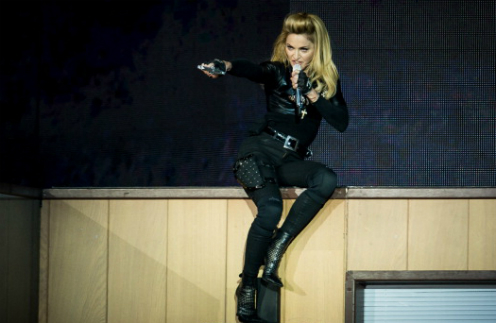 Мадонна на сцене своего шоу MDNA