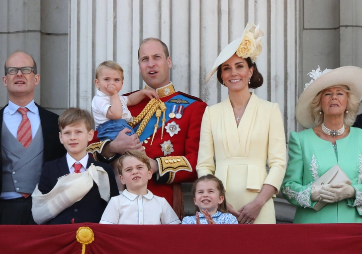 От Дианы до Кейт Миддлтон: самые яркие «балконные» кадры Trooping The Colour