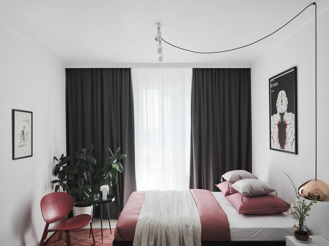 Подвесной светильник Void, Tom Dixon. Настольная лампа Bellhop, Flos. Кресло, ИКЕА. Столик, Zara Home. Постельное белье, La Redoute и Stockmann. Номерная литография, галерея Documents. Винтажный плакат польского графика Романа Чеслевича. | Источник: Дмитрий Цыренщиков. стиль: Диана Ремизова