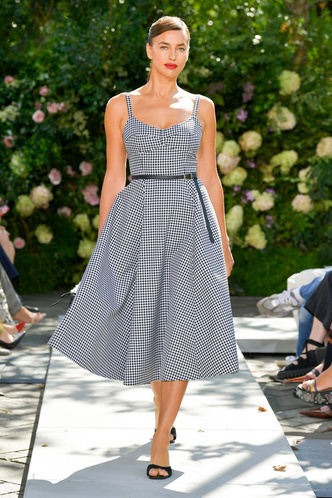 Судя по показу Michael Kors Collection SS22, следующей весной мы будем носить только два цвета