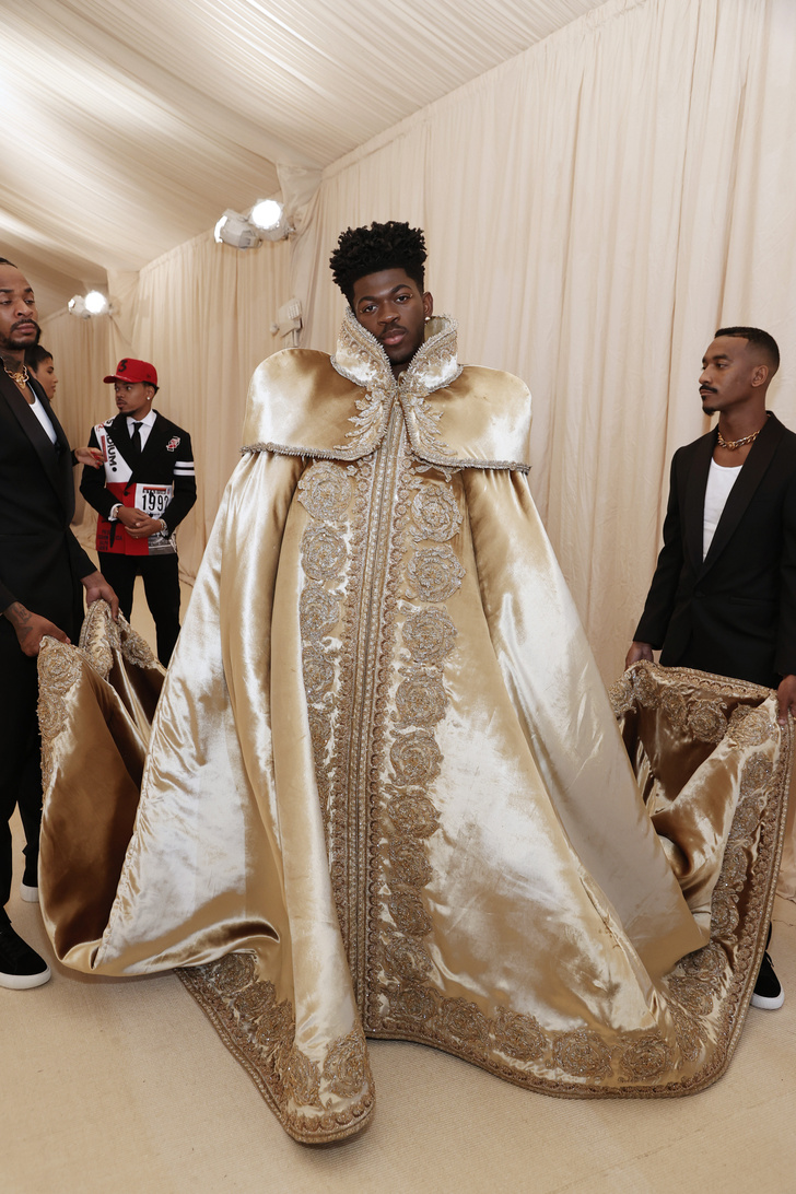 Вот кто настоящий король: рэпер Lil Nas X в тройном наряде, из которого ему помогали выбираться два охранника
