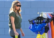 Ким Кардашьян распродает свое нижнее белье