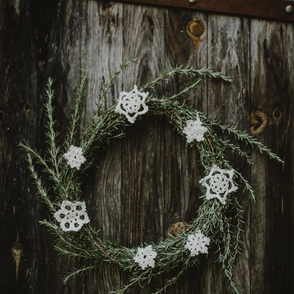 Венок с вязаными снежинками. | Источник: @johannacryer